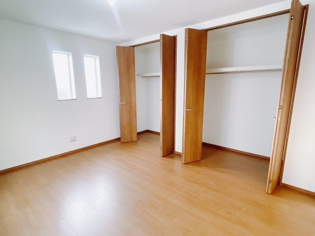 【新築戸建】前橋市表町2期の洋室|ダブルベッドを置いても充分な広さを2Ｆのお部屋に設けております。お子様と家族みんなで寝るのも夢じゃありません♪窓からは光が差し込むので日中でも明るいお部屋です。