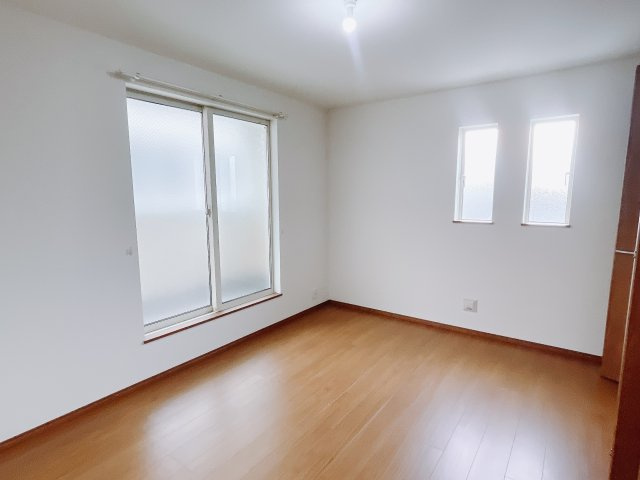 【新築戸建】前橋市表町2期の洋室|お子様にとって初めての「自分だけのお部屋」。どんなお部屋にするのか楽しみになりますね♪こちらのお部屋は洋室になっているので、もし汚してしまっても簡単にお掃除できるので助かります。