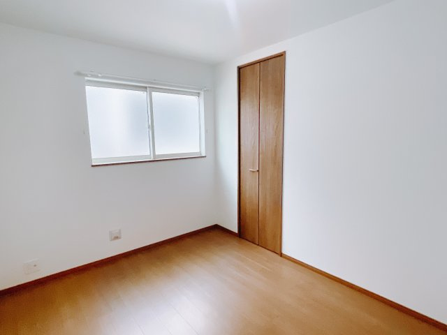 【新築戸建】前橋市表町2期の洋室|ママ友が来ても子供達には子供部屋で遊んでいてもらうことができます。ママ達はリビングで楽しくおしゃべりに華を咲かせながら気兼ねなく盛り上がれます♪