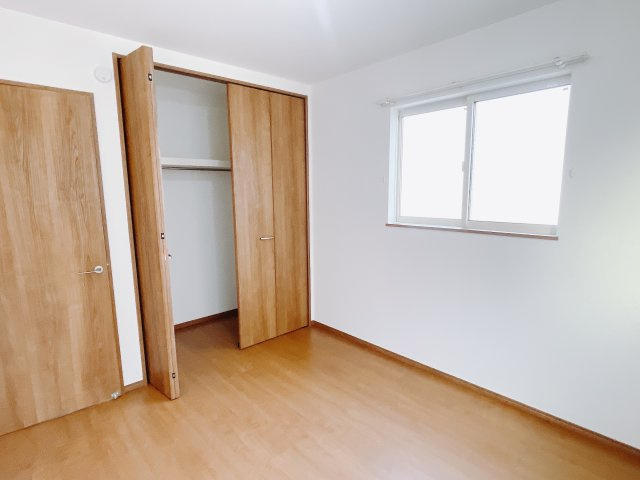 【新築戸建】前橋市表町2期の洋室|子供部屋のメリットは「自立心を養うことができる」「自分で整理整頓できるようになる」そして、お子様が成長した際には「プライバシーを確保できる」といい事だらけ♪