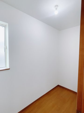 【新築戸建】前橋市表町2期の収納|納戸は収納以外にも活用出来ます。日焼けさせたくない本を置いて書斎にしてもいいですし、オーディオ器具を揃えて音楽鑑賞をする部屋にしてもいいですね♪