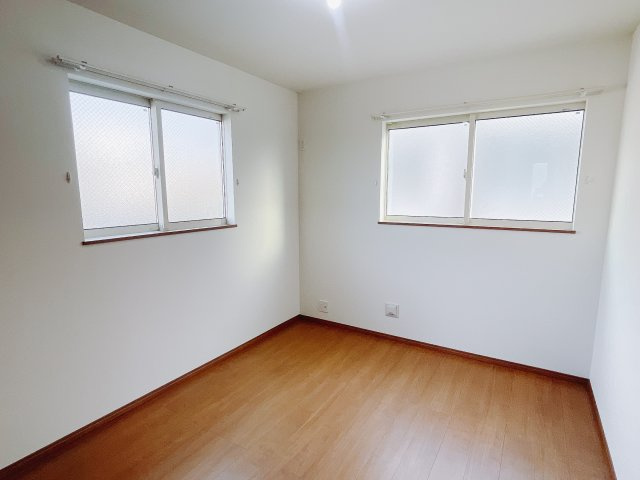 【新築戸建】前橋市表町2期の洋室|「今日も一日お疲れ様」とご夫婦でゆったりくつろげる寝室。毎日の家事やお仕事に疲れた日はフカフカのベットで癒されてください。テレビや本棚をおいても快適な広さなのが自慢のお部屋です♪