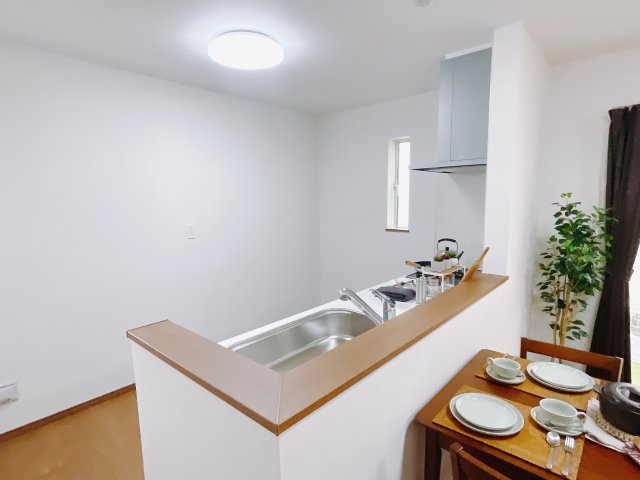 【新築戸建】前橋市表町2期のキッチン|お料理をしながらお部屋を見渡せることができる対面キッチンを採用。コミュニケーションがとりやすく、家族の絆が深まります。今日の出来事をおしゃべりしながら楽しい時間をお過ごしください♪