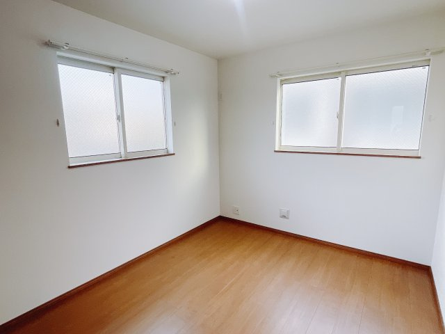 【新築戸建】前橋市表町2期の和室|ダブルベッドを置いても充分な広さを2Ｆのお部屋に設けております。お子様と家族みんなで寝るのも夢じゃありません♪窓からは光が差し込むので日中でも明るいお部屋です。