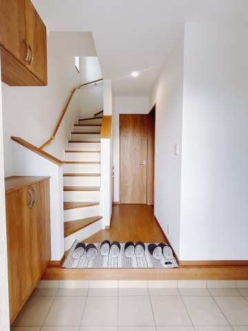 【新築戸建】前橋市表町2期の玄関|毎日の「いってらっしゃい」や「お帰りなさい」を大切なご家族と過ごす玄関は〈使いやすさ〉を追求しております。玄関横の物入は急な来客時でもさっとお片付けできるスペースを確保しています。