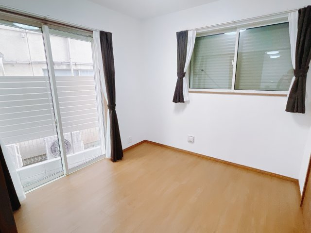 【新築戸建】前橋市表町2期の洋室|「今日も一日お疲れ様」とご夫婦でゆったりくつろげる寝室。毎日の家事やお仕事に疲れた日はフカフカのベットで癒されてください。テレビや本棚をおいても快適な広さなのが自慢のお部屋です♪