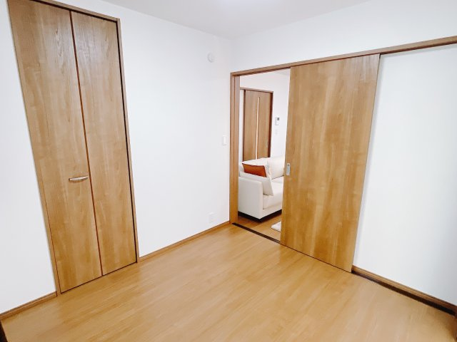 【新築戸建】前橋市表町2期の洋室|広い寝室ならインテリアも自由自在にお楽しみいただけます♪お外から帰ってきた後は寝室でゆっくり自分の時間をお過ごしください。