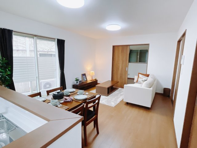 【新築戸建】前橋市表町2期の居間・リビング|これから長く住むお家のリビングには毎日気持ちのいい日差しが差し込みます。ポカポカ日向ぼっこをしながらお昼寝をするのもいいですね♪明るいリビングに気分も晴れやかに♪