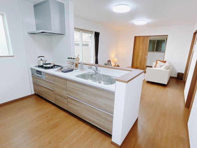 【新築戸建】前橋市表町2期のキッチン|お料理ができたら「これ運んで～♪」と手渡しが出来ます。対面キッチンなのでリビングと一体感があり、広々とした空間の中で楽しく食事やお菓子作りが出来ますね♪