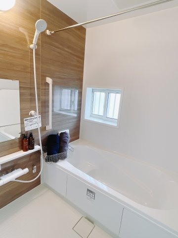 【新築戸建】前橋市表町2期の浴室|1日の疲れを癒せるお風呂♪足がのばせるほど広いお風呂にはエコベンチも搭載！小さいお子様を座らせれば一緒にお風呂へ入っても安心。浴室暖房乾燥機付きなので洗濯物も乾かせます。