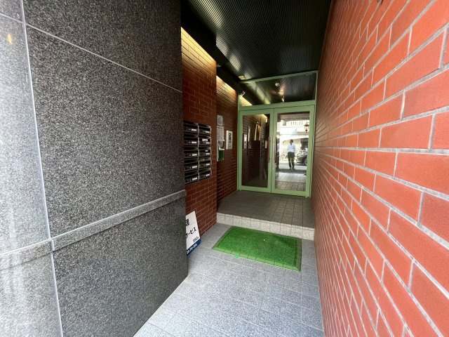 ジオコート桂のエントランス|画像は別部屋反転タイプ