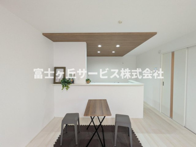 【キッチン】 | 湖西市南台4丁目 新築一戸建て | 前から見たキッチンです