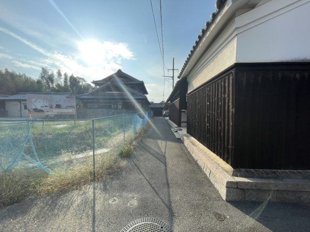 枚方市茄子作1丁目　売地（建築条件付き）の前面道路含む現地写真