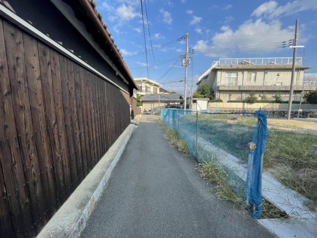 枚方市茄子作1丁目　売地（建築条件付き）の前面道路含む現地写真