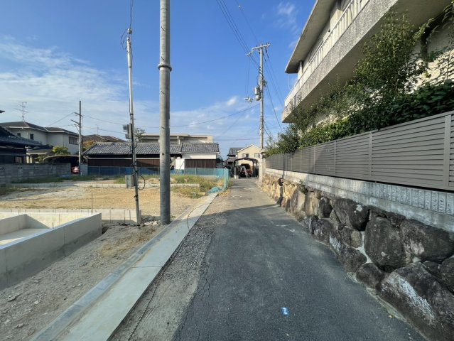 枚方市茄子作1丁目　売地（建築条件付き）の前面道路含む現地写真