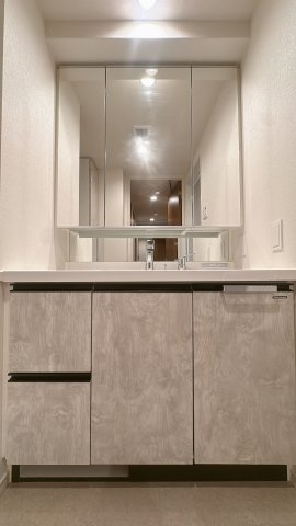 【独立洗面台】 | サンレリウス小倉駅南☆仲介手数料無料☆ | 【三面鏡タイプ】鏡裏収納付きで洗面周りもスッキリ。忙しい朝の身支度をスムーズにする、機能性とデザイン性を両立した独立洗面台です。