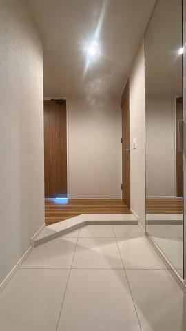 【玄関】 | サンレリウス小倉駅南☆仲介手数料無料☆ | 収納力のあるシューズボックスを備えたスッキリとした玄関。落ち着いた内装が、住まいの顔としてお客様や家族を優しく迎え入れます。毎日を気持ちよくスタートできる、清潔感のある空間です。