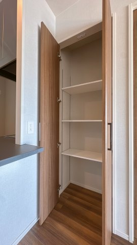 【収納】 | サンレリウス小倉駅南☆仲介手数料無料☆ | 普通の棚だと、上に数センチの隙間ができてしまいがちですが、可動棚なら入れるもの（書類、ファイル、季節の家電など）の高さにジャストフィットさせられるため、収納効率が最大化します。
