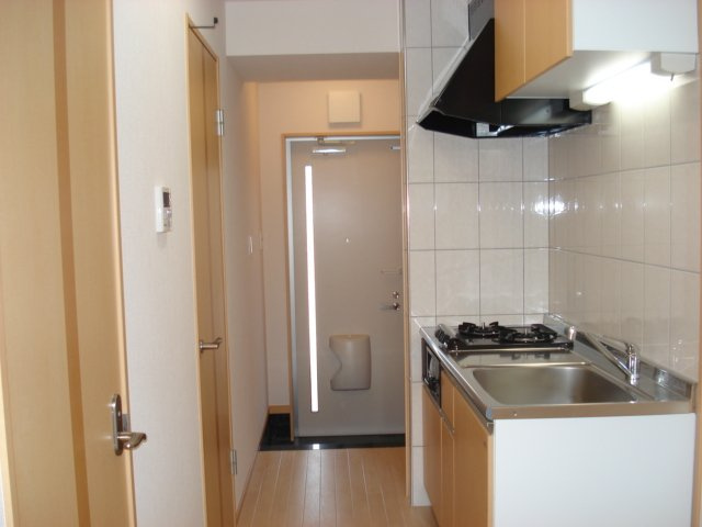 ＥＶＥＲ ＧＲＥＥＮの玄関|キッチン～玄関