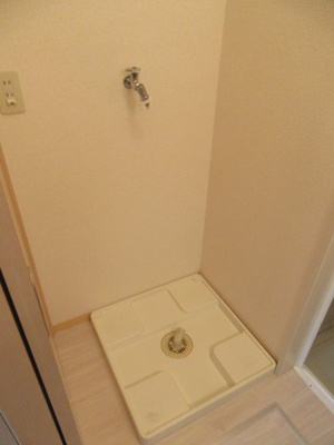 【設備】 | リビングタウン弘前C | 洗濯機置場