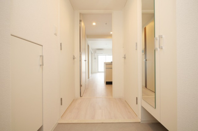 【玄関】 | セレニテフラン本町 | 明るい玄関です