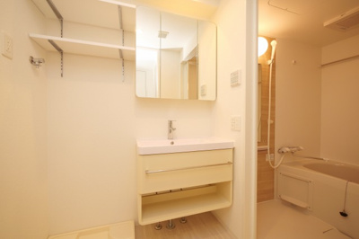 【独立洗面台】 | セレニテフラン本町 | 独立洗面台、小物を置くことができて便利です