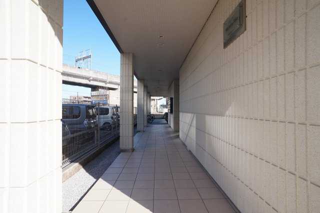 【ロビー】 | Maison Rio | 建物エントランスまでのアプローチです