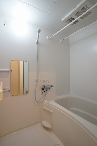 【浴室】 | Maison Rio | 追い焚き機能給湯・乾燥機能付き浴室です