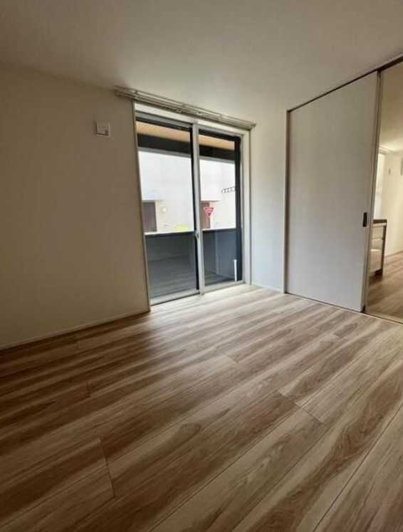 ルシェロ　ウォークインクローゼット　築浅　角部屋の居間・リビング|南東角部屋☆通風良好☆