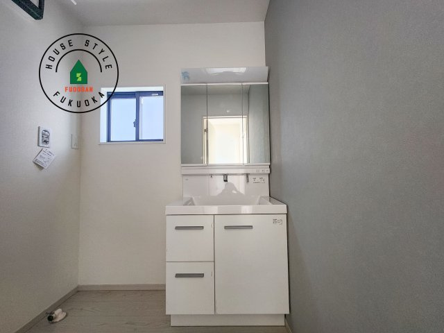 太宰府市朱雀2丁目第1-2棟（1号棟）の独立洗面台|毎日使うものだから清潔な空間を保ちたい水回り。洗面にはそんな願いを解消させてくれる収納アイデアが満載です。三面鏡の裏側にはキャビネットが現れ小物から背の高い物まで収納できます。