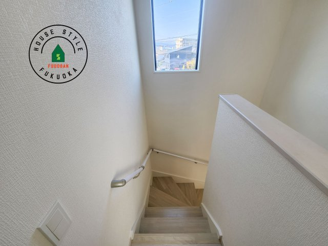 太宰府市朱雀2丁目第1-2棟（1号棟）の内装|階段からも明るい光が入ります。採光や通風も階段の重要な役割です。