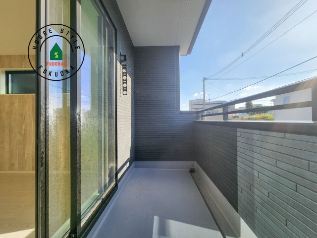 太宰府市朱雀2丁目第1-2棟（1号棟）のバルコニー|風をしっかりと感じられるバルコニーでは、毎日が洗濯日和です。広々としているので洗濯も楽しくなるでしょうし、気分転換にバルコニーからの眺めを楽しむのもいいでしょう。