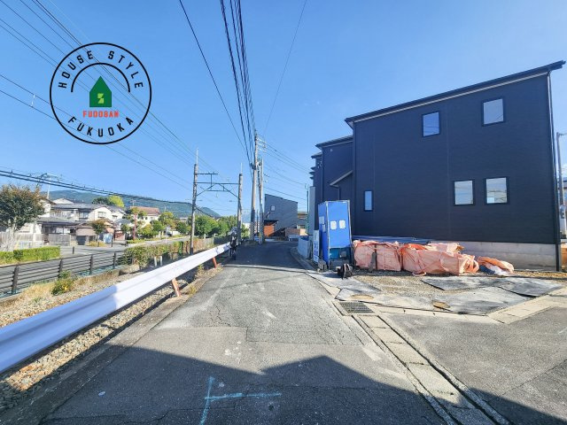 太宰府市朱雀2丁目第1-2棟（1号棟）の前面道路含む現地写真|前面道路は閑静な住宅地をはしる車通りの少ない道路。お車の出し入れが苦手なママや小さなお子様にも安心ですね。しっかり舗装もされているので、ベビーカーや自転車で通っても快適に通行できます。