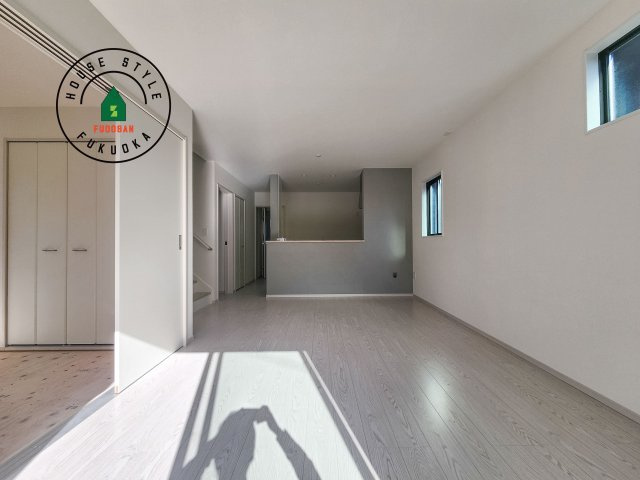 太宰府市朱雀2丁目第1-2棟（1号棟）の居間・リビング|ご家族を近くに感じられる対面キッチンのLDK。会話もはずみそうですね。