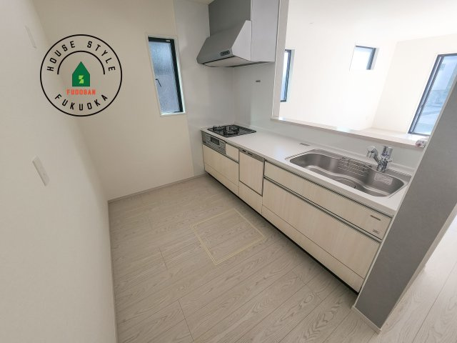 太宰府市朱雀2丁目第1-2棟（1号棟）のキッチン|ダイニングテーブルへの配膳がラクラク、お料理はかどるカウンター付きシステムキッチン！