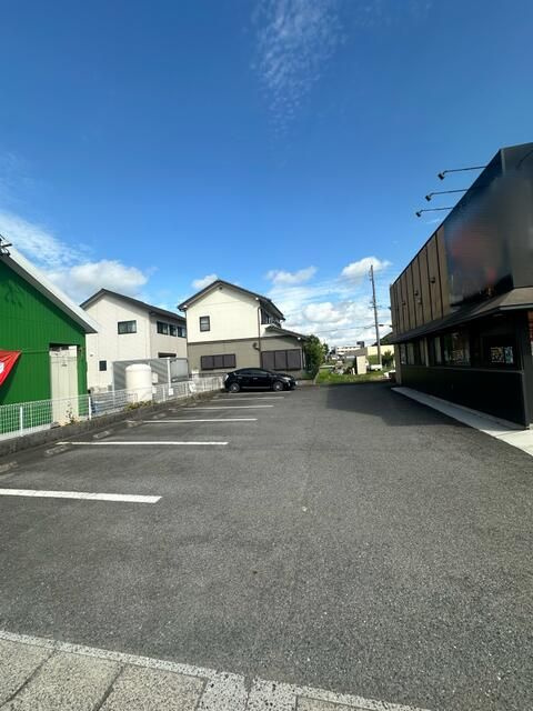 知多市寺本新町　貸店舗の駐車場