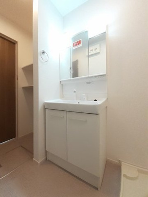 【洗面所】 | サニーヴィラⅢ | ゆったりとスペースのある洗面所
