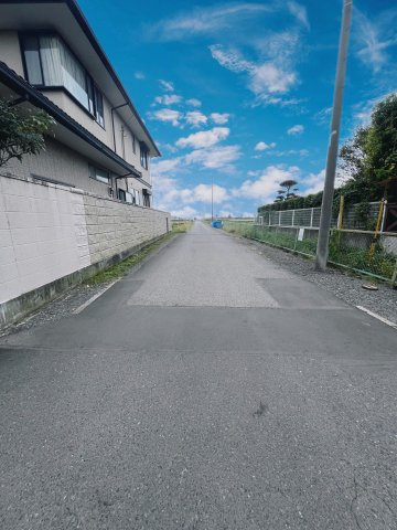 鳥山上町　中古戸建ての前面道路含む現地写真