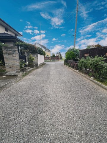 鳥山上町　中古戸建ての前面道路含む現地写真