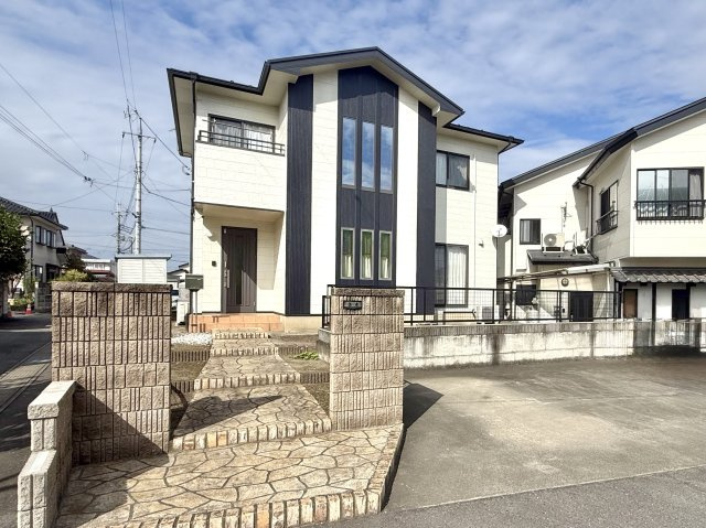 【中古戸建】高崎市井野町の外観|■外観｜シャープなデザインが印象的な洗練された外観。格調高く、優雅さ漂う素敵な仕様です♪