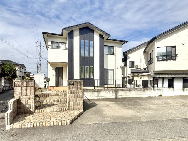 【中古戸建】高崎市井野町の外観|■外観｜出窓を多くあしらった表情豊かな外観♪