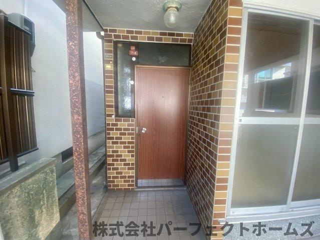 松丘町OC一戸建の玄関|収納もある玄関です