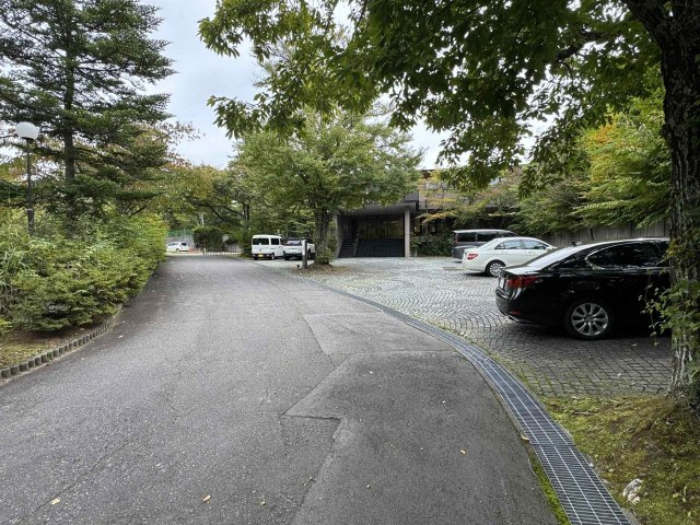リベライン軽井沢Aの駐車場|軽井沢らしい、四季を感じられる敷地内