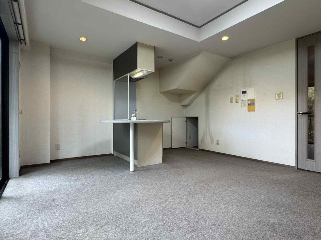 リベライン軽井沢Aの居間・リビング|20年以上使用されているお部屋なので、リフォームを前提にご覧ください