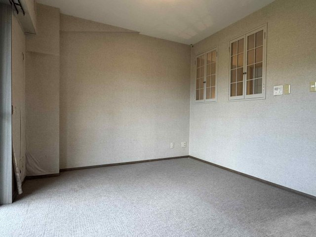 リベライン軽井沢Aの洋室|20年以上使用されているお部屋なので、リフォームを前提にご覧ください