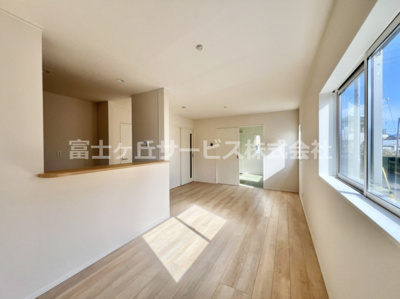 【居間・リビング】 | 富士宮市淀師 12期 新築一戸建て 1号棟 | 15.2帖のリビングダイニングです