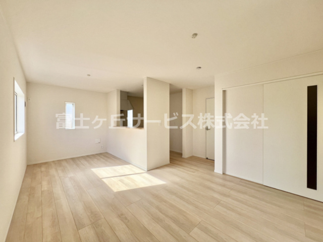 【居間・リビング】 | 富士宮市淀師 12期 新築一戸建て 1号棟 | おしゃれな居間です