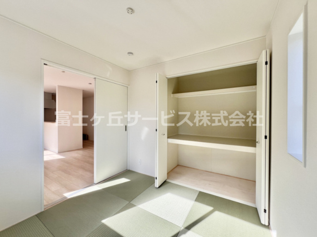 【和室】 | 富士宮市淀師 12期 新築一戸建て 1号棟 | リビング横の4.5帖の和室です