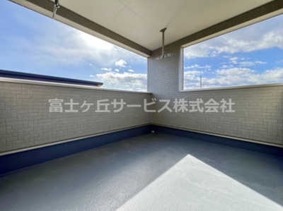 【バルコニー】 | 富士宮市淀師 12期 新築一戸建て 1号棟 | 暖かな日差しのふりそそぐバルコニー