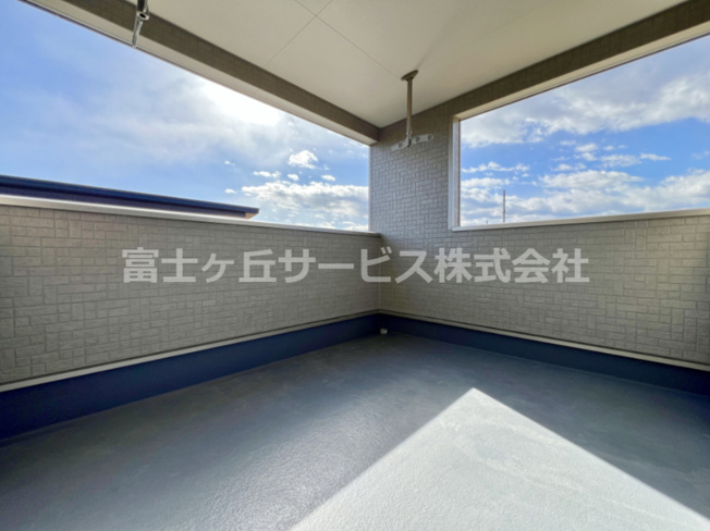 【バルコニー】 | 富士宮市淀師 12期 新築一戸建て 1号棟 | 暖かな日差しのふりそそぐバルコニー